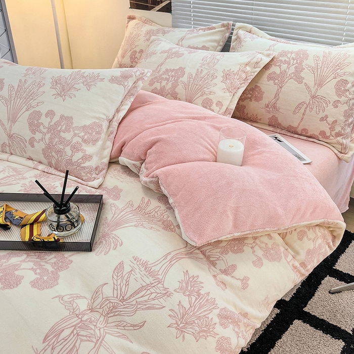 91家纺网 家纺一手货源 找家纺 慕尚 2025新款高克重保暖双色雕花绒四件套 花梦-粉