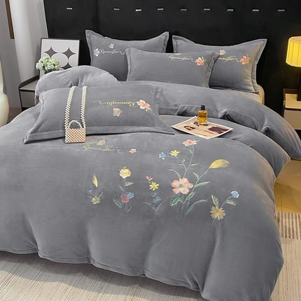 91家纺网 家纺一手货源 找家纺 （总）孟鑫家纺 2025新款大版绣花牛奶绒四件套刺绣花卉高克重宝宝绒-秘密花园