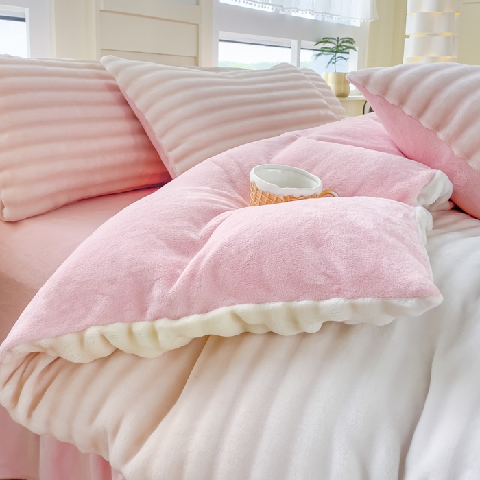 91家纺网 家纺一手货源 找家纺 言熙居2024新款-A面泡芙绒B面全消光8到9斤牛奶绒三四件套 泡芙-粉白