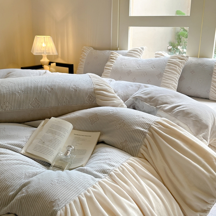 91家纺网 家纺一手货源 找家纺 慕澄家纺 2024新款法式轻奢款琢色烂花牛奶绒四件套 四叶草