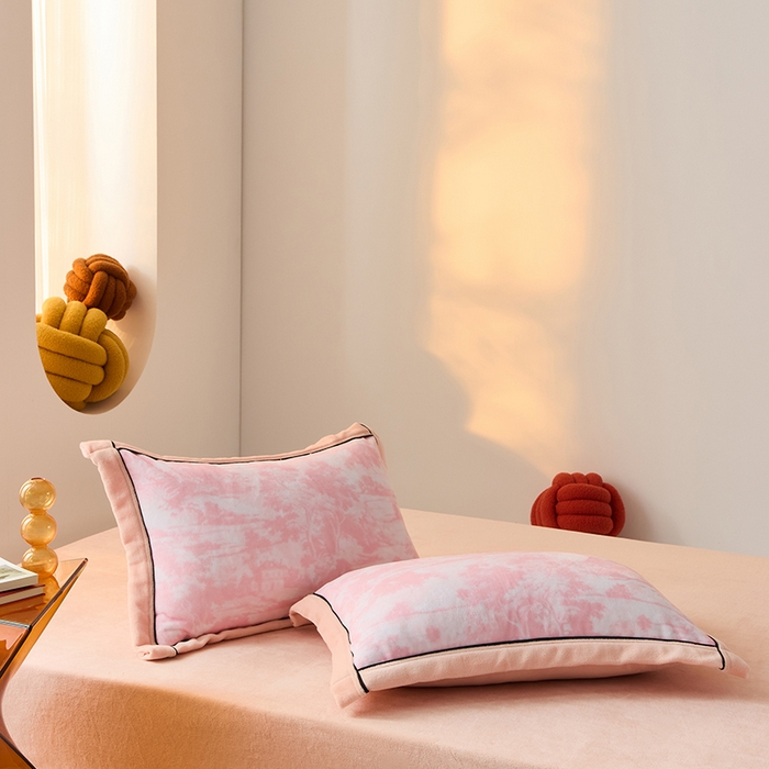 91家纺网 家纺一手货源 找家纺 LADYCOCO可可家居 单枕套-2024新款牛奶绒数码印花单品系列 雾里看花浅粉+玉粉