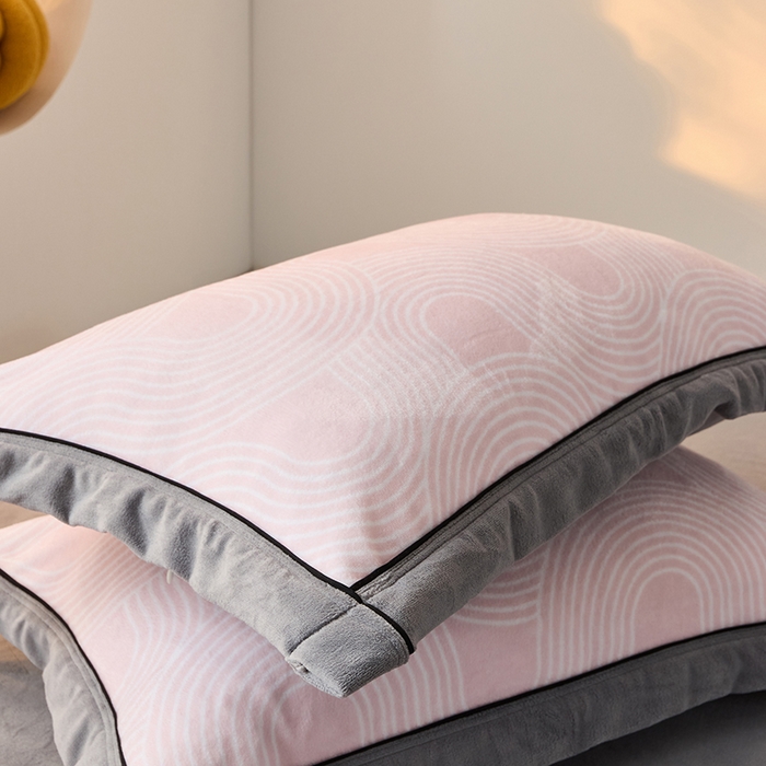 91家纺网 家纺一手货源 找家纺 LADYCOCO可可家居 单枕套-2024新款牛奶绒数码印花单品系列 知音粉色+灰色