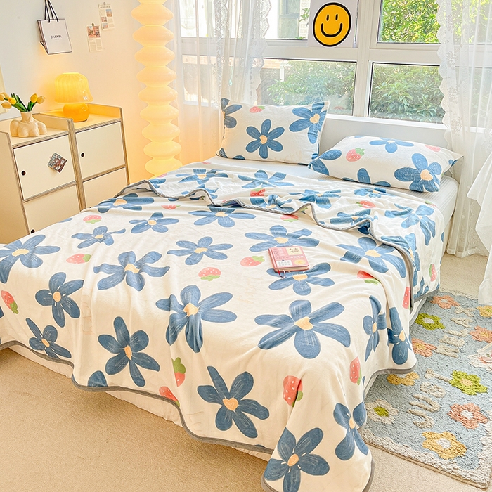 91家纺网 家纺一手货源 找家纺 慕尚家纺 2025新款雪貂绒高克重300g毛毯家用毛毯 草莓蓝花