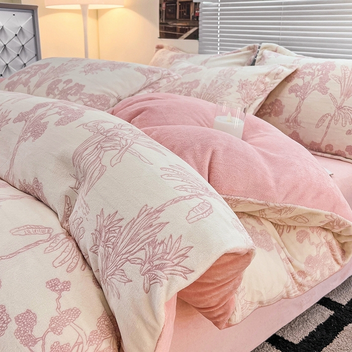 91家纺网 家纺一手货源 找家纺 慕尚 2025新款高克重保暖双色雕花绒四件套 花梦-粉