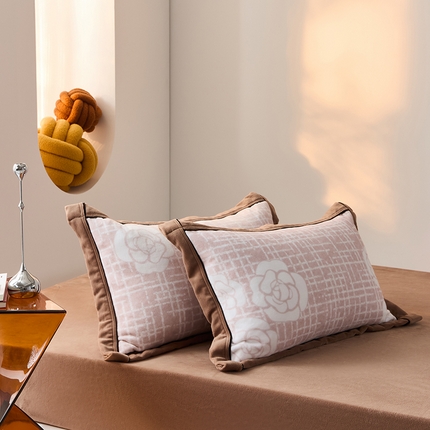 91家纺网 家纺一手货源 找家纺 LADYCOCO可可家居 单枕套-2024新款牛奶绒数码印花单品系列 山茶花玉色+深咖