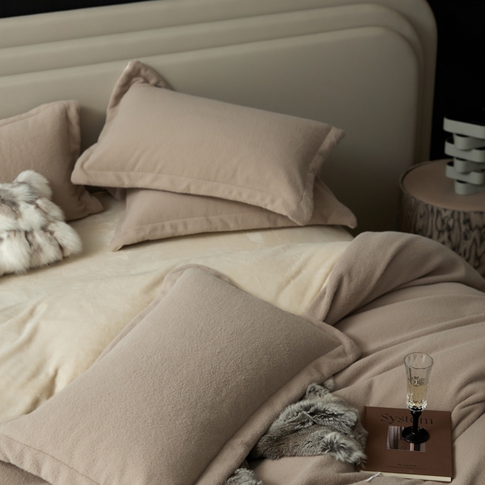 91家纺网 家纺一手货源 找家纺 金奇达家纺 2025秋冬保暖加厚绒类四件套多莉羊绒-德尔菲 枯木棕