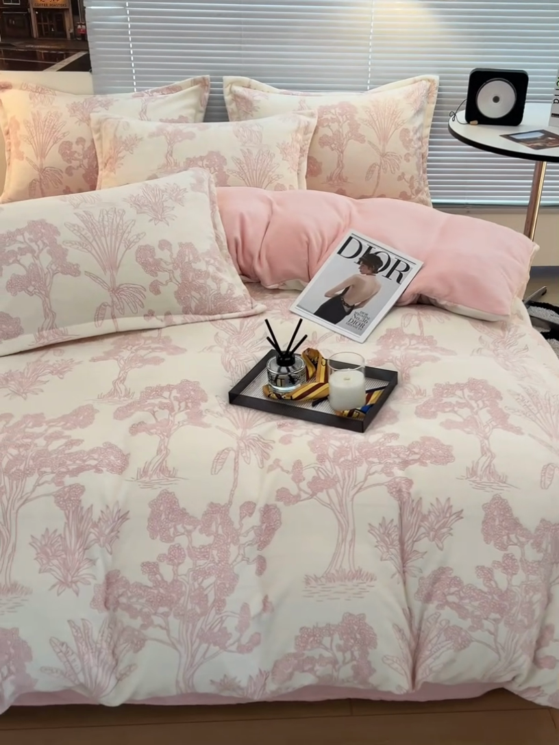 91家纺网 家纺一手货源 找家纺 慕尚 2025新款高克重保暖双色雕花绒四件套 羽叶-粉