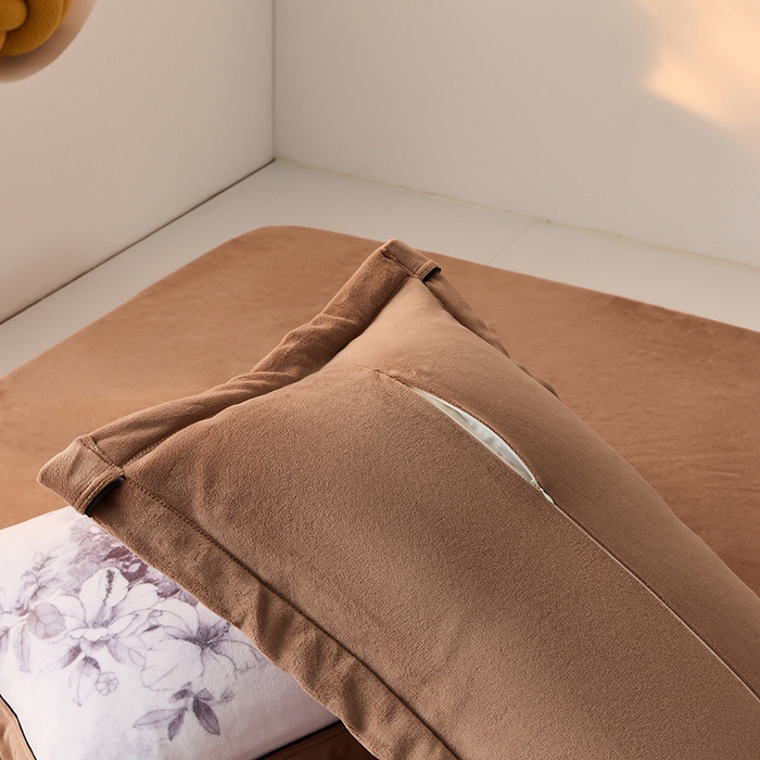 91家纺网 家纺一手货源 找家纺 LADYCOCO可可家居 单枕套-2024新款牛奶绒数码印花单品系列 山林浅驼+深咖