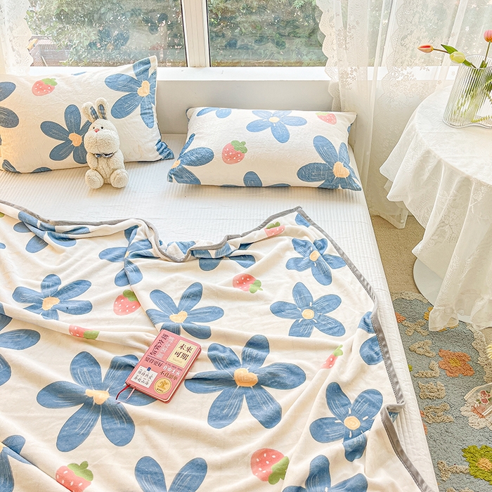 91家纺网 家纺一手货源 找家纺 慕尚家纺 2025新款雪貂绒高克重300g毛毯家用毛毯 草莓蓝花