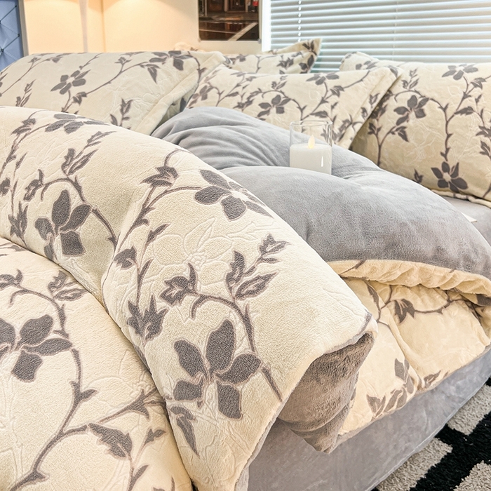 91家纺网 家纺一手货源 找家纺 慕尚 2025新款高克重保暖双色雕花绒被套单件 藤蔓-米灰