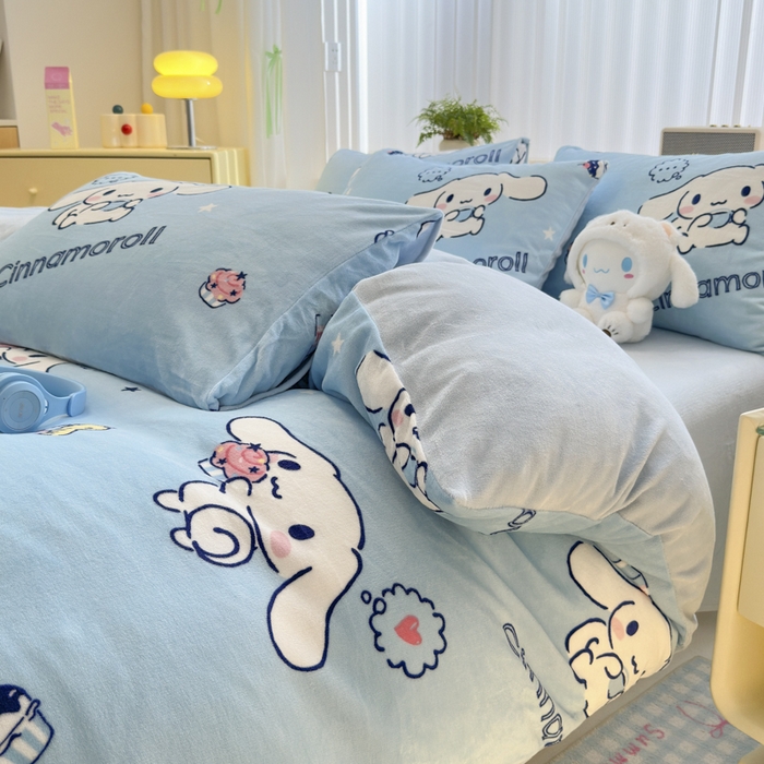 91家纺网 家纺一手货源 找家纺 曼之夏 2024新款A类三丽鸥卡通牛奶绒系列四件套 牛奶玉桂狗