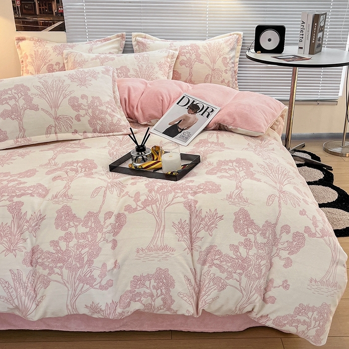 91家纺网 家纺一手货源 找家纺 慕尚 2025新款高克重保暖双色雕花绒被套单件 花梦-粉