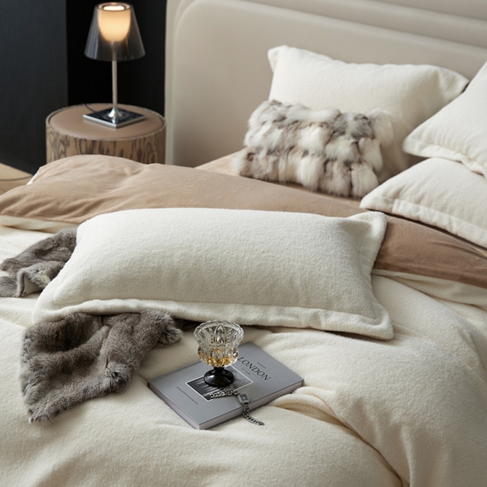 91家纺网 家纺一手货源 找家纺 金奇达家纺 2025秋冬保暖加厚绒类四件套多莉羊绒-德尔菲 月光白