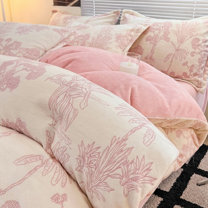 91家纺网 家纺一手货源 找家纺 慕尚 2025新款高克重保暖双色雕花绒四件套 花梦-粉