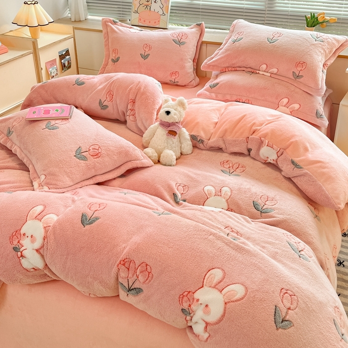 91家纺网 家纺一手货源 找家纺 慕尚 2025新款高克重印花雪花绒四件套  粉白兔