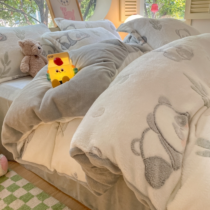 91家纺网 家纺一手货源 找家纺 慕尚 2025新款高克重印花雪花绒四件套  黑白熊