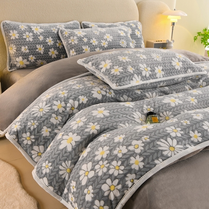 91家纺网 家纺一手货源 找家纺 牵依 2025新款高克重牛奶绒四件套 小雏菊-浅灰