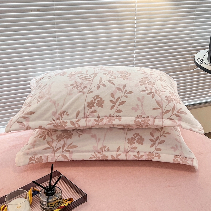 91家纺网 家纺一手货源 找家纺 慕尚 2025新款高克重保暖双色雕花绒枕套单件 羽叶-粉