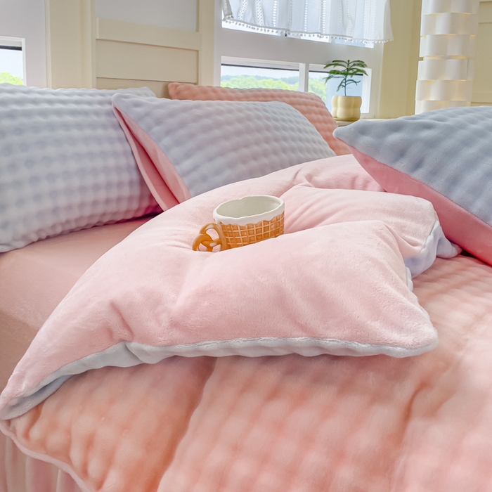 91家纺网 家纺一手货源 找家纺 言熙居2024新款-A面泡芙绒B面全消光8到9斤牛奶绒三四件套 泡芙-粉蓝