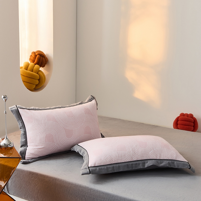 91家纺网 家纺一手货源 找家纺 LADYCOCO可可家居 单枕套-2024新款牛奶绒数码印花单品系列 知音粉色+灰色