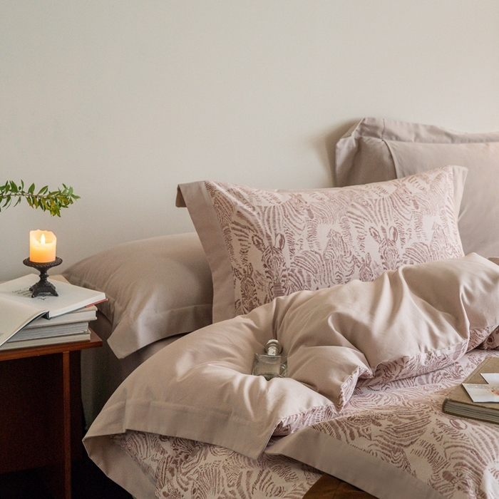 91家纺网 家纺一手货源 找家纺 窝米 2024新款全棉磨毛工艺拼角款四件套系列 遇见驼