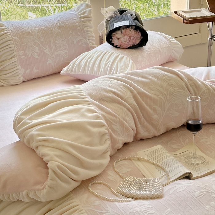 91家纺网 家纺一手货源 找家纺 慕澄家纺 2024新款法式轻奢款琢色烂花牛奶绒四件套 奶昔