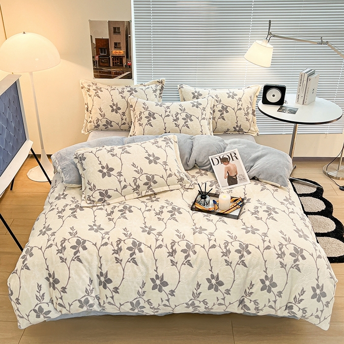 91家纺网 家纺一手货源 找家纺 慕尚 2025新款高克重保暖双色雕花绒被套单件 藤蔓-米灰