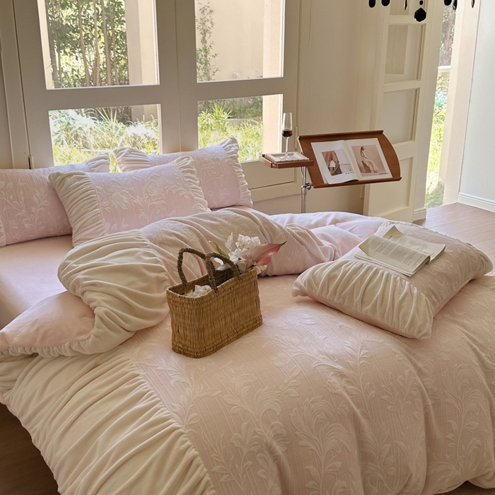 91家纺网 家纺一手货源 找家纺 慕澄家纺 2024新款法式轻奢款琢色烂花牛奶绒四件套 奶昔