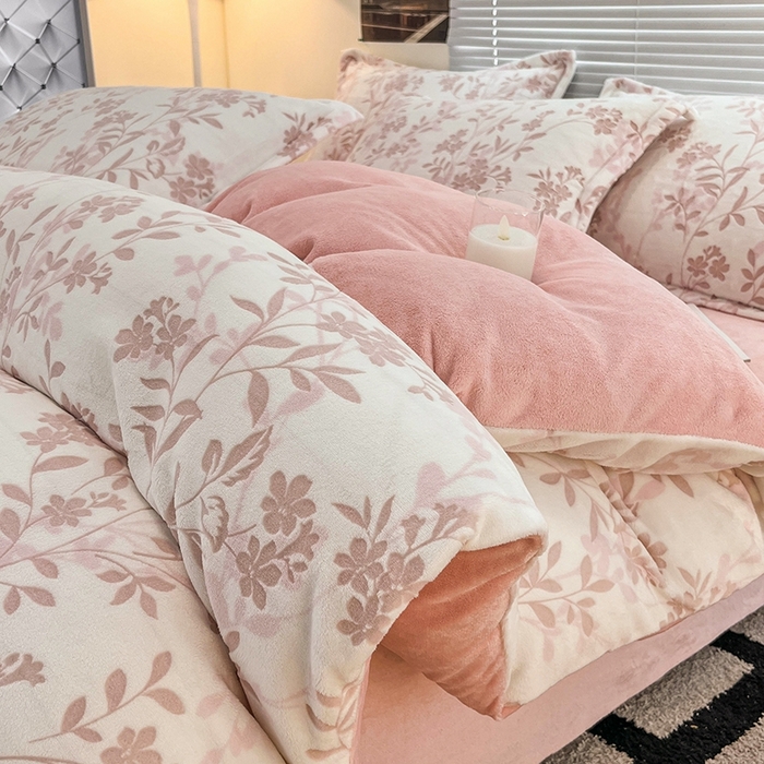 91家纺网 家纺一手货源 找家纺 慕尚 2025新款高克重保暖双色雕花绒被套单件 羽叶-粉