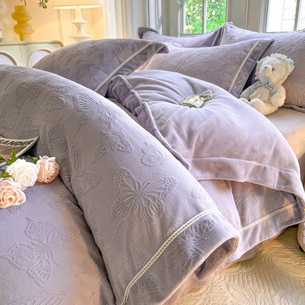 91家纺网 家纺一手货源 找家纺 艾唯希家纺 2024新款纯雕A类230克全消光雕花绒四件套牛奶绒6D高克重珊瑚绒宝宝绒 花舞蝶飞-灰紫