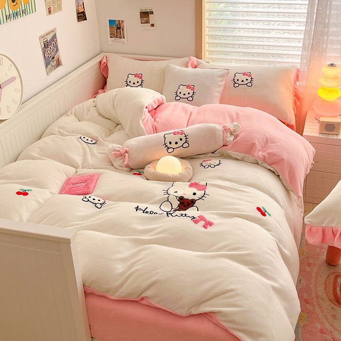 91家纺网 家纺一手货源 找家纺 绒世界 2024秋冬新款卡通毛巾绣牛奶绒四件套 kt猫白