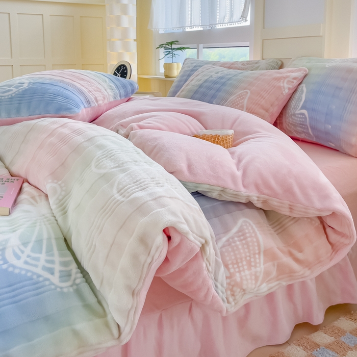 91家纺网 家纺一手货源 找家纺 言熙居2024新款-A面泡芙绒B面全消光8到9斤牛奶绒三四件套 蝴蝶-粉蓝