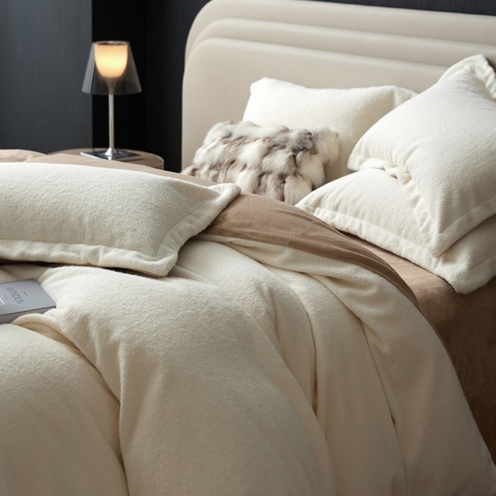 91家纺网 家纺一手货源 找家纺 金奇达家纺 2025秋冬保暖加厚绒类四件套多莉羊绒-德尔菲 月光白