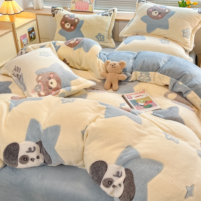 91家纺网 家纺一手货源 找家纺 慕尚 2025新款高克重印花雪花绒四件套  奶茶狗熊