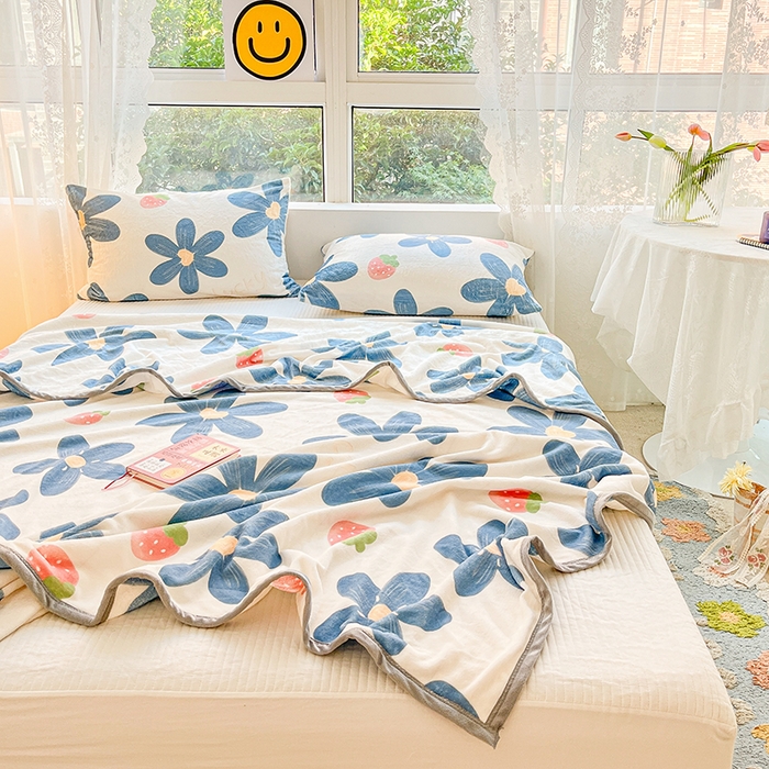 91家纺网 家纺一手货源 找家纺 慕尚家纺 2025新款雪貂绒高克重300g毛毯家用毛毯 草莓蓝花