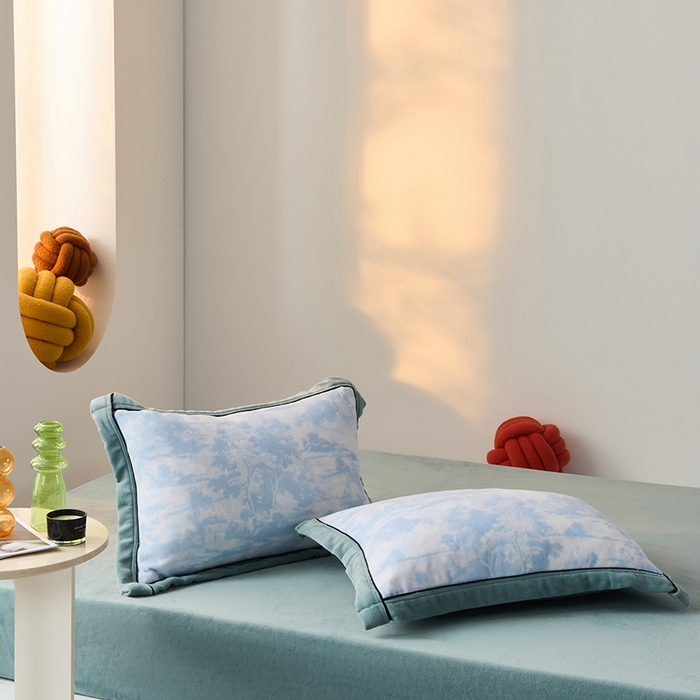 91家纺网 家纺一手货源 找家纺 LADYCOCO可可家居 单枕套-2024新款牛奶绒数码印花单品系列 雾里看花浅蓝+蓝色