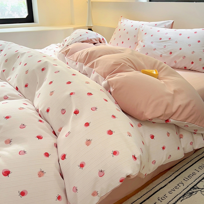 91家纺网 家纺一手货源 找家纺 田野 2024新款纯棉全棉磨毛印花四件套系列 幸运草莓