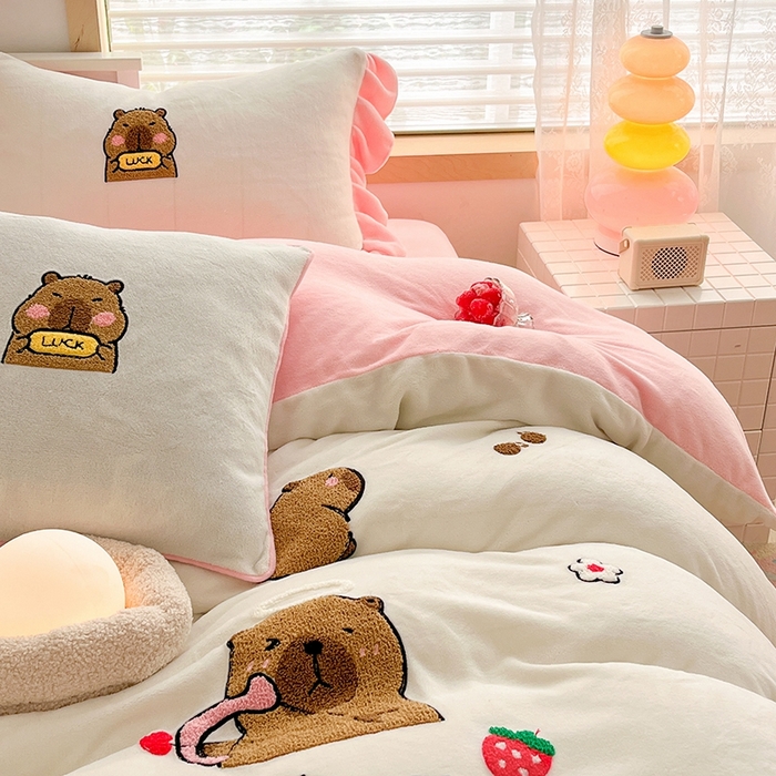 91家纺网 家纺一手货源 找家纺 绒世界 2024秋冬新款卡通毛巾绣牛奶绒四件套 恋爱小熊