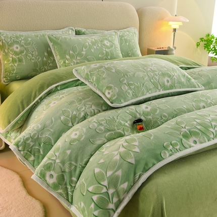 91家纺网 家纺一手货源 找家纺 牵依 2025新款高克重牛奶绒四件套 花开漫舞-绿