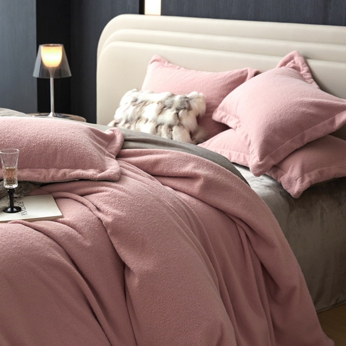 91家纺网 家纺一手货源 找家纺 金奇达家纺 2025秋冬保暖加厚绒类四件套多莉羊绒-德尔菲 糯米粉