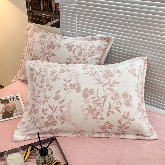 91家纺网 家纺一手货源 找家纺 慕尚 2025新款高克重保暖双色雕花绒枕套单件 羽叶-粉