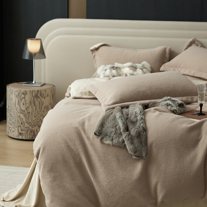 91家纺网 家纺一手货源 找家纺 金奇达家纺 2025秋冬保暖加厚绒类四件套多莉羊绒-德尔菲 枯木棕