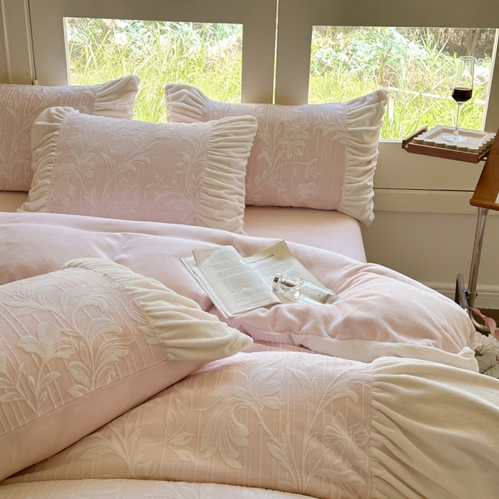 91家纺网 家纺一手货源 找家纺 慕澄家纺 2024新款法式轻奢款琢色烂花牛奶绒四件套 奶昔