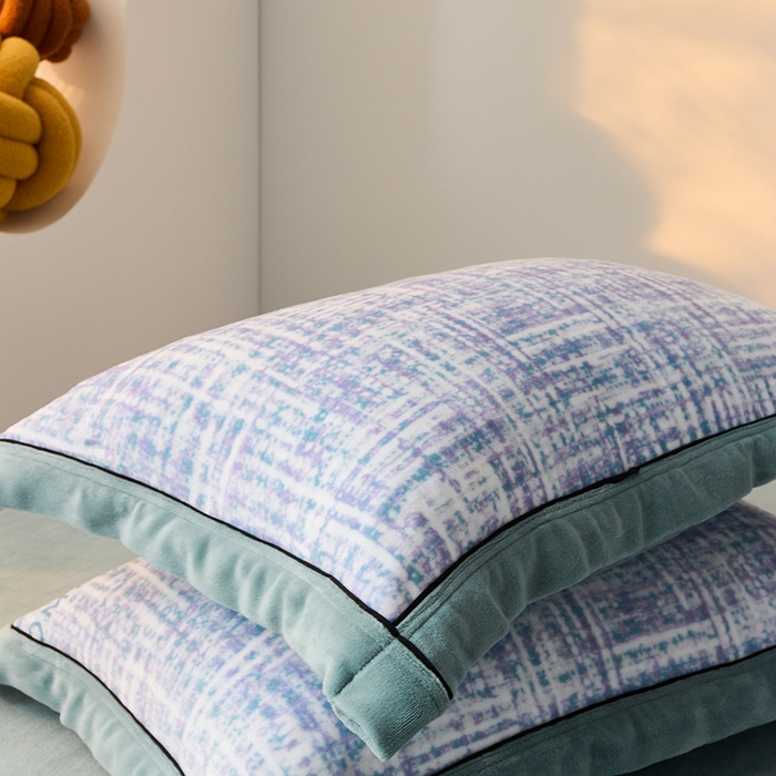 91家纺网 家纺一手货源 找家纺 LADYCOCO可可家居 单枕套-2024新款牛奶绒数码印花单品系列 香雾蓝色+蓝色