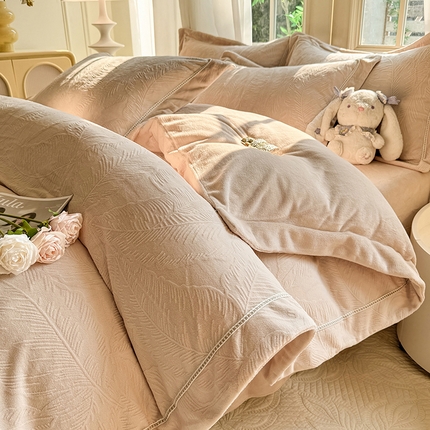 91家纺网 家纺一手货源 找家纺 艾唯希家纺 2024新款纯雕A类230克全消光雕花绒四件套牛奶绒6D高克重珊瑚绒宝宝绒 花之蔓-驼