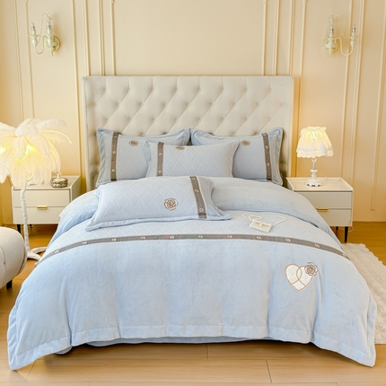 木兰花 2024新款A类230克全消光5D雕花宽边牛奶绒床单款贴布绣花工艺四件套（控价268起） 柚见山茶-天空蓝 