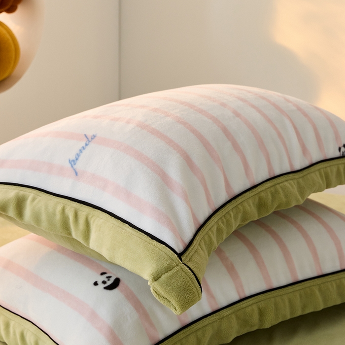 91家纺网 家纺一手货源 找家纺 LADYCOCO可可家居 单枕套-2024新款牛奶绒数码印花单品系列 条纹熊猫粉+果绿
