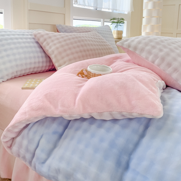 91家纺网 家纺一手货源 找家纺 言熙居2024新款-A面泡芙绒B面全消光8到9斤牛奶绒三四件套 泡芙-蓝粉