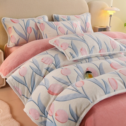 91家纺网 家纺一手货源 找家纺 牵依 2025新款高克重牛奶绒四件套 郁金香-蓝粉