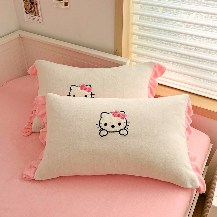 91家纺网 家纺一手货源 找家纺 绒世界 2024秋冬新款卡通毛巾绣牛奶绒四件套 kt猫白